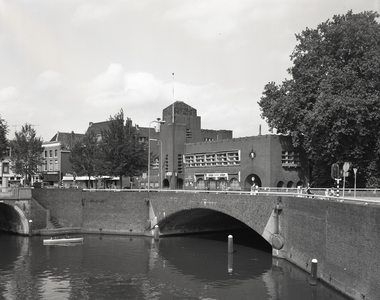 815053 Gezicht op de Tolsteegbrug over de Stadsbuitengracht te Utrecht; links de Bijlhouwerbrug en op de achtergrond ...